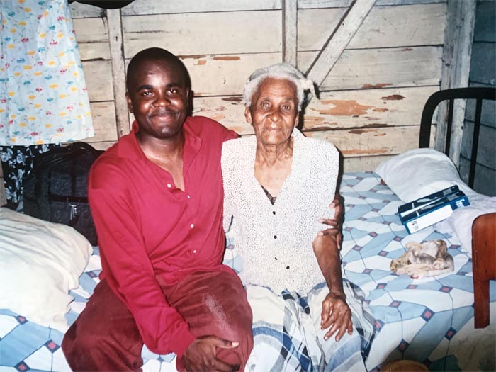  Wes Hall avec sa grand-mère Julia Vassel