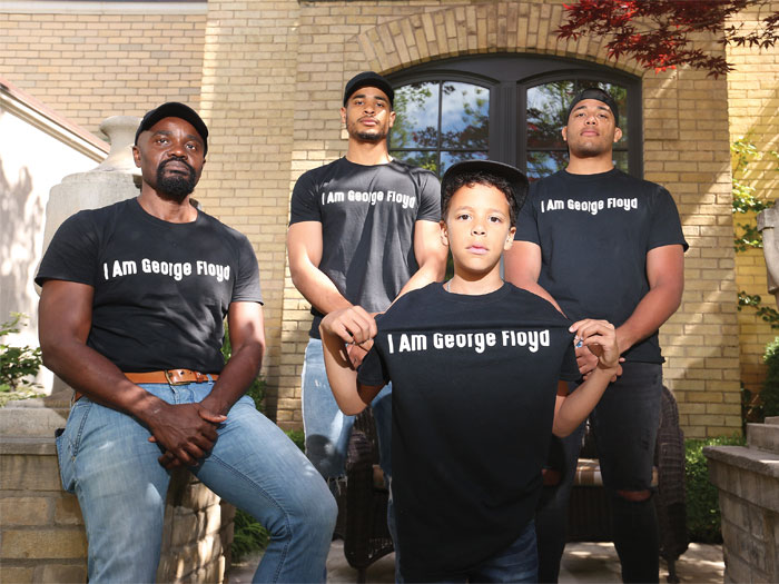 Wes Hall et ses trois fils portent des t-shirts «Je suis George Floyd»